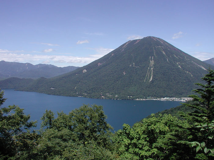 男体山と中禅寺湖