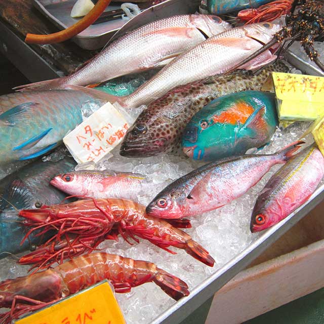 魚販売風景©OCVB